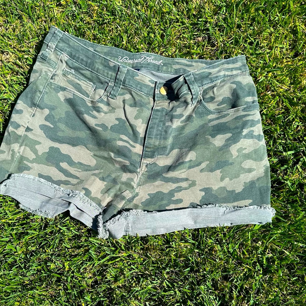 Universal Threads camo cut off denim shorts‎